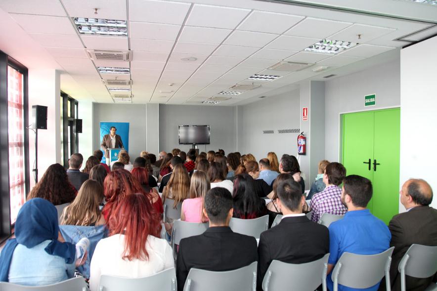 Entrega de Diplomas a Alumnos de LaborESO 2016 -  Los estudiantes con el concejal.