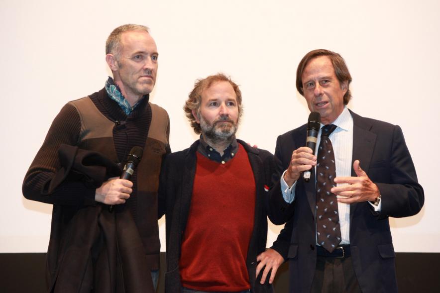 Preestreno de la Película "Las Furias" en el Centro de Arte -  El alcalde con los directores.