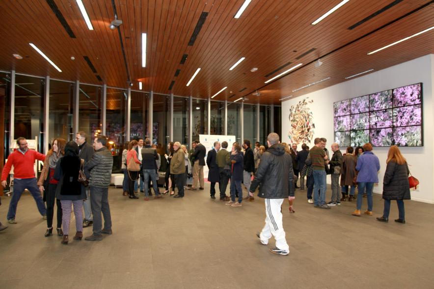 Preestreno de la Película "Las Furias" en el Centro de Arte -  El publico  en el hall.
