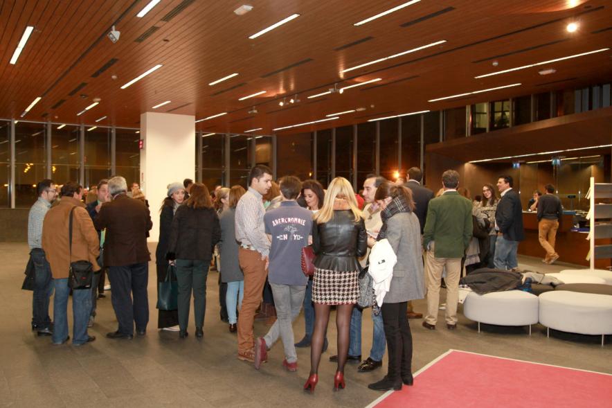 Preestreno de la Película "Las Furias" en el Centro de Arte -  El publico en el hall.