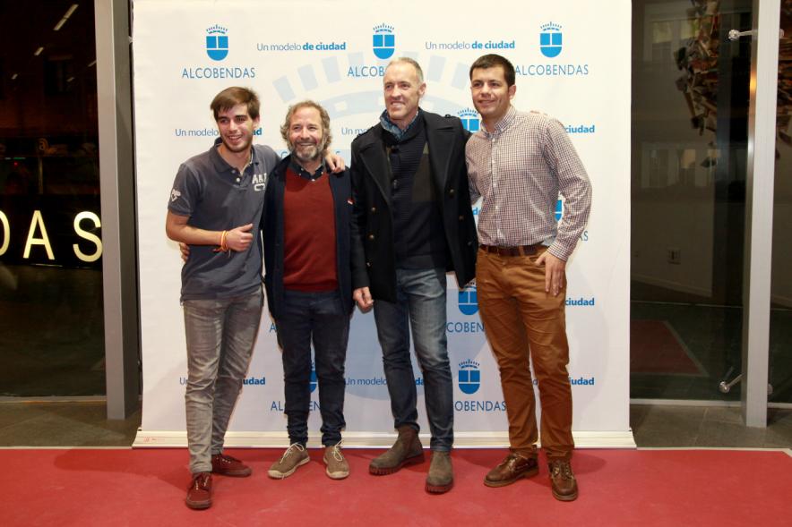 Preestreno de la Película "Las Furias" en el Centro de Arte - Posado de directores con los asistentes.