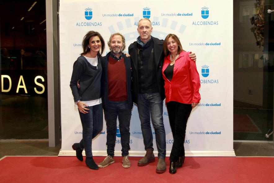 Preestreno de la Película "Las Furias" en el Centro de Arte -  Posado de los directores con los asistentes.