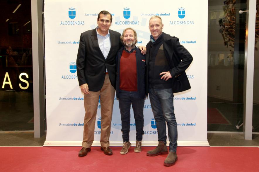 Preestreno de la Película "Las Furias" en el Centro de Arte - El concejal con los directores.