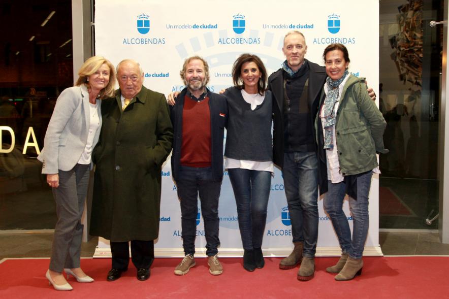 Preestreno de la Película "Las Furias" en el Centro de Arte -   Posado de los directores con los asistentes.