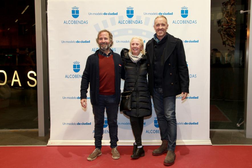 Preestreno de la Película "Las Furias" en el Centro de Arte -  Posado de los directores con los asistentes.