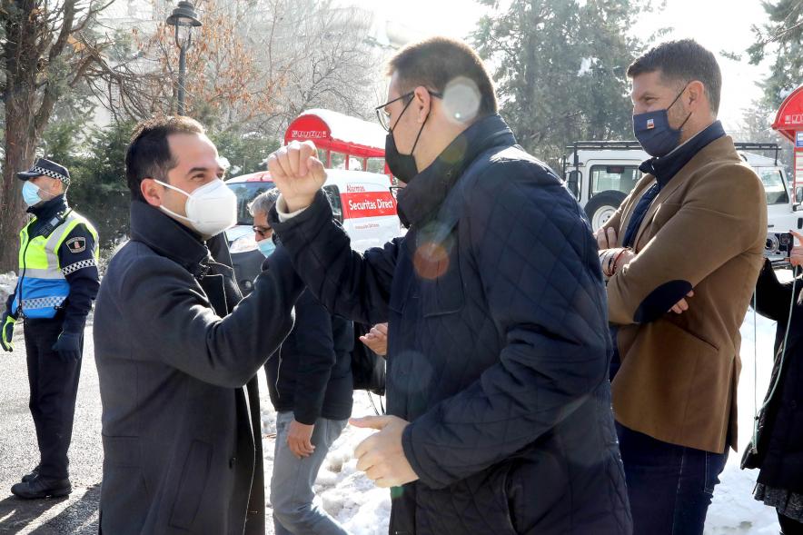 Autoridades en la visita de la grada caída por el temporal - 2021