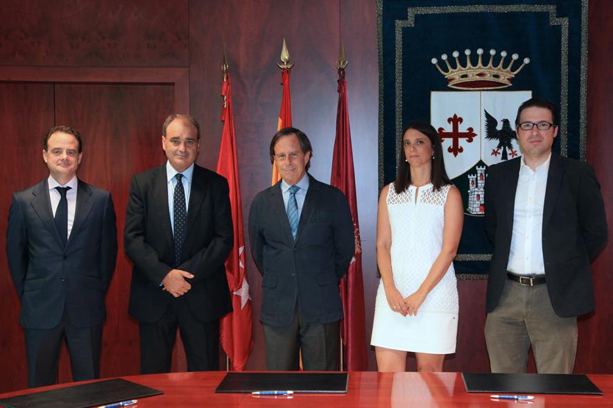 Firmantes posan tras la firma