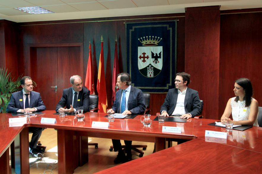 Representantes de cada una de las partes en la firma del acuerdo