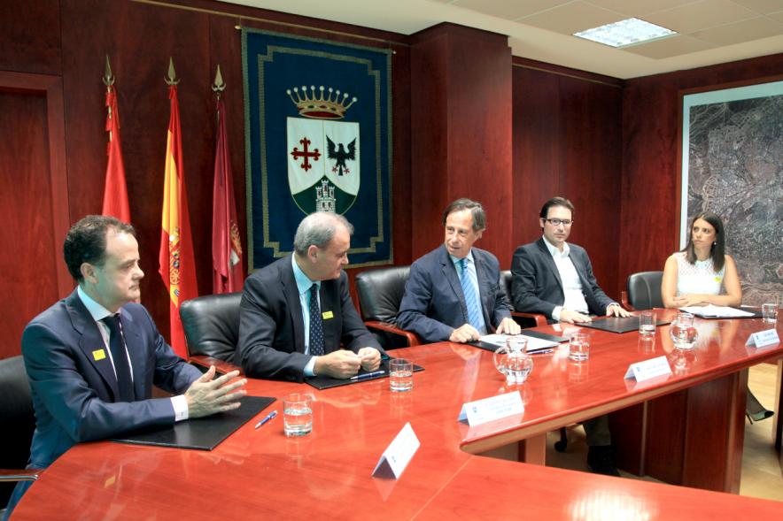 Representantes de cada una de las partes en la firma del acuerdo