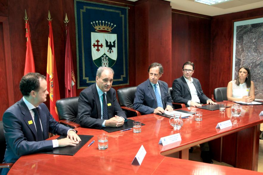 Representantes de cada una de las partes en la firma del acuerdo