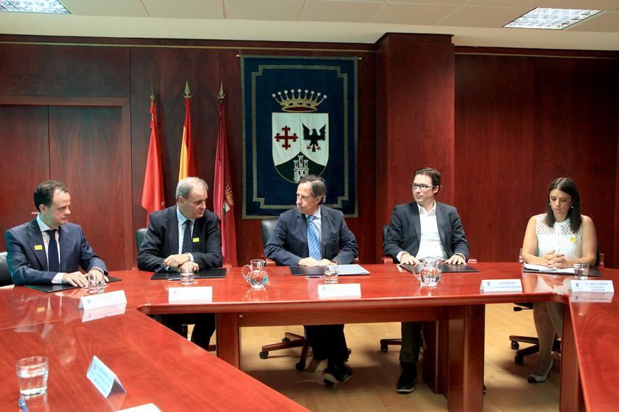 Firmantes charlan durante el encuentro