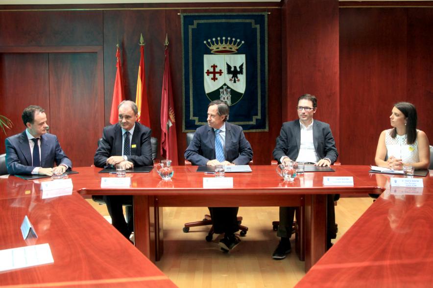 Representantes de cada una de las partes en la firma del acuerdo