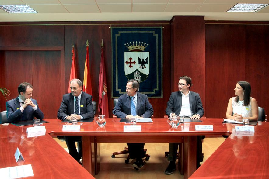 Firmantes charlan durante el encuentro