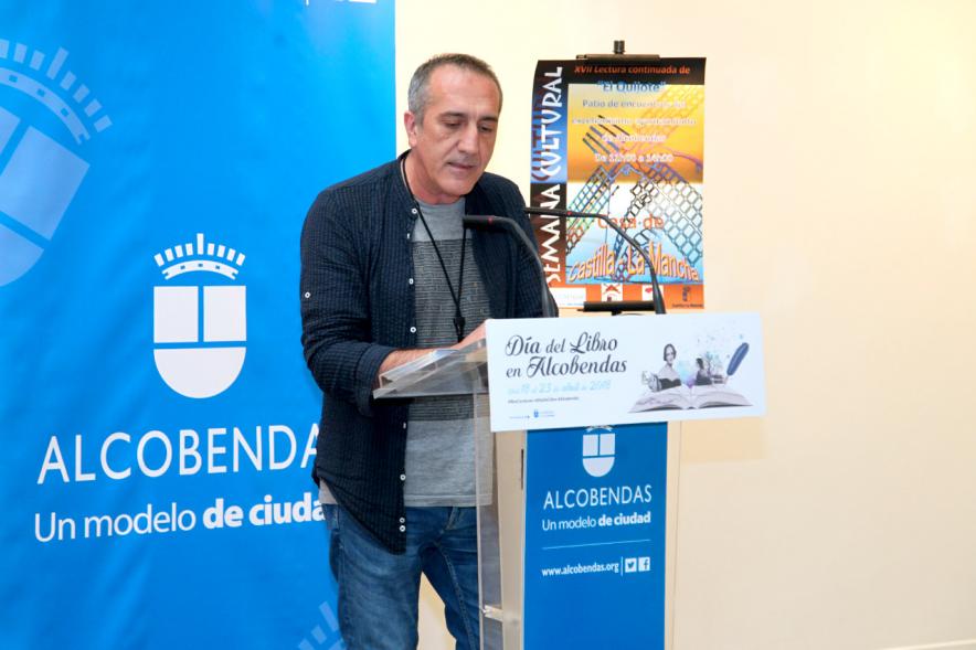 Lectura de El Quijote en el Patio de Encuentros - Imagen de un trabajador municipal leyendo.