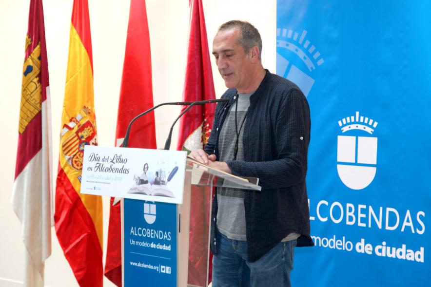 Lectura de El Quijote en el Patio de Encuentros - Imagen de un trabajador municipal leyendo.