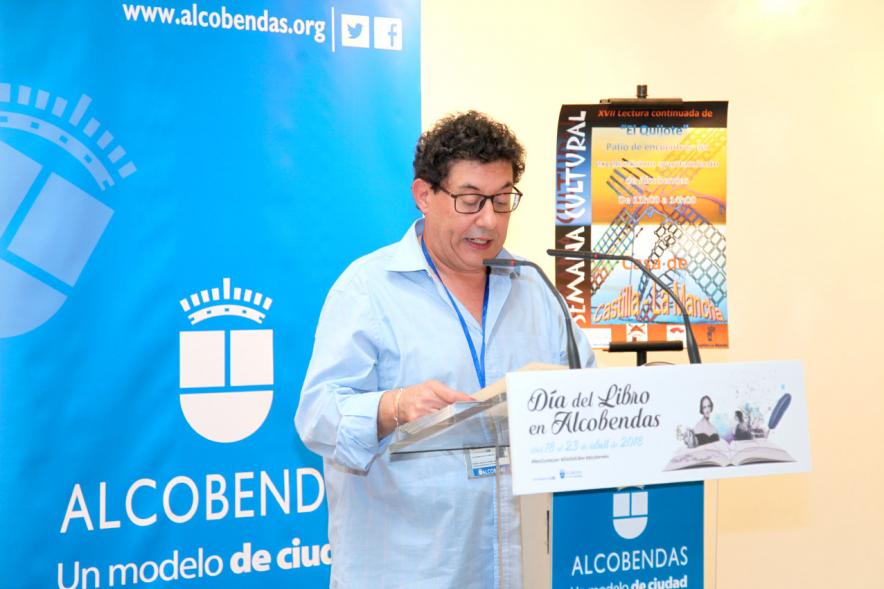 Lectura de El Quijote en el Patio de Encuentros - Imagen de un trabajador municipal leyendo.