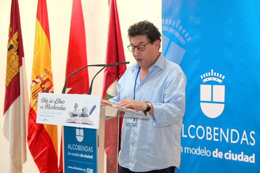 Lectura de El Quijote en el Patio de Encuentros - Imagen de un trabajador municipal leyendo.