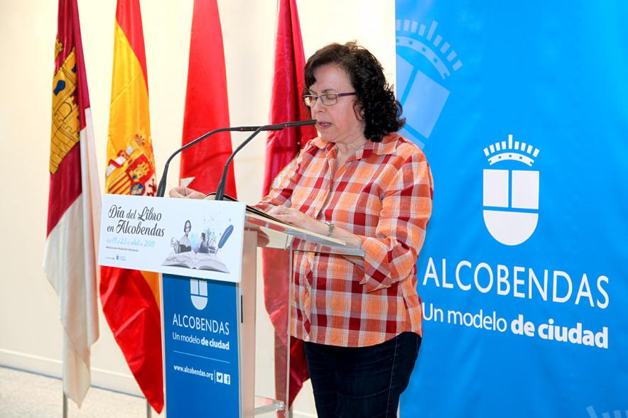 Lectura de El Quijote en el Patio de Encuentros -  Imagen de una trabajadora municipal leyendo.