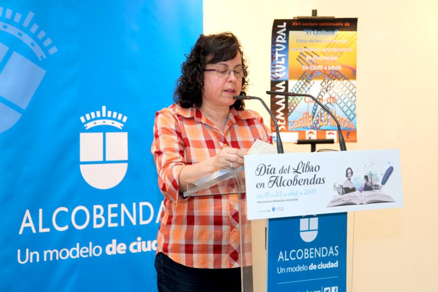 Lectura de El Quijote en el Patio de Encuentros - Imagen de una trabajadora municipal leyendo.