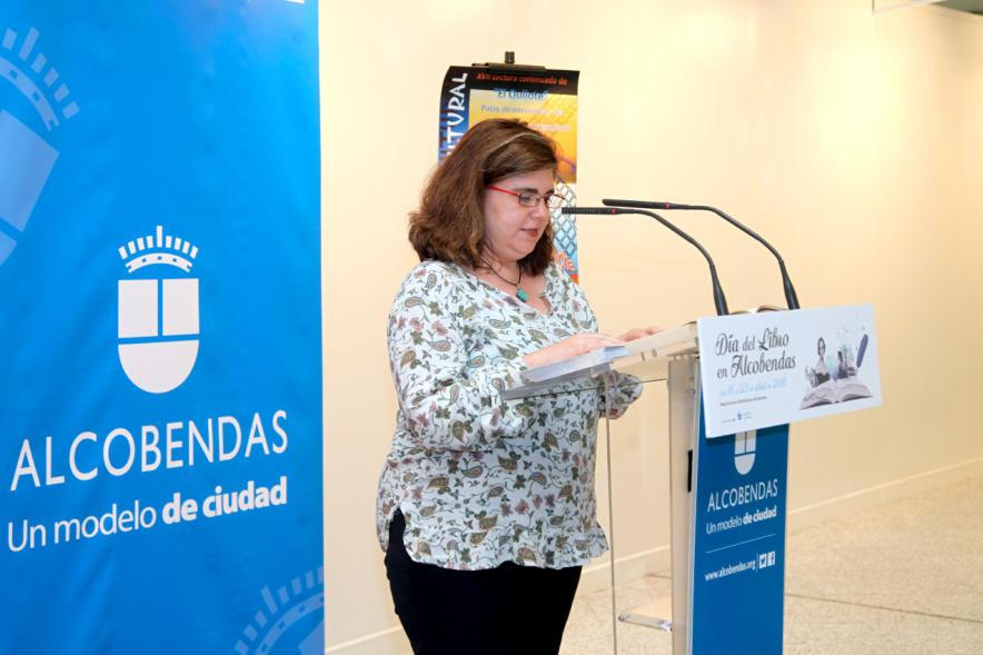Lectura de El Quijote en el Patio de Encuentros -  Imagen de una trabajadora municipal leyendo.