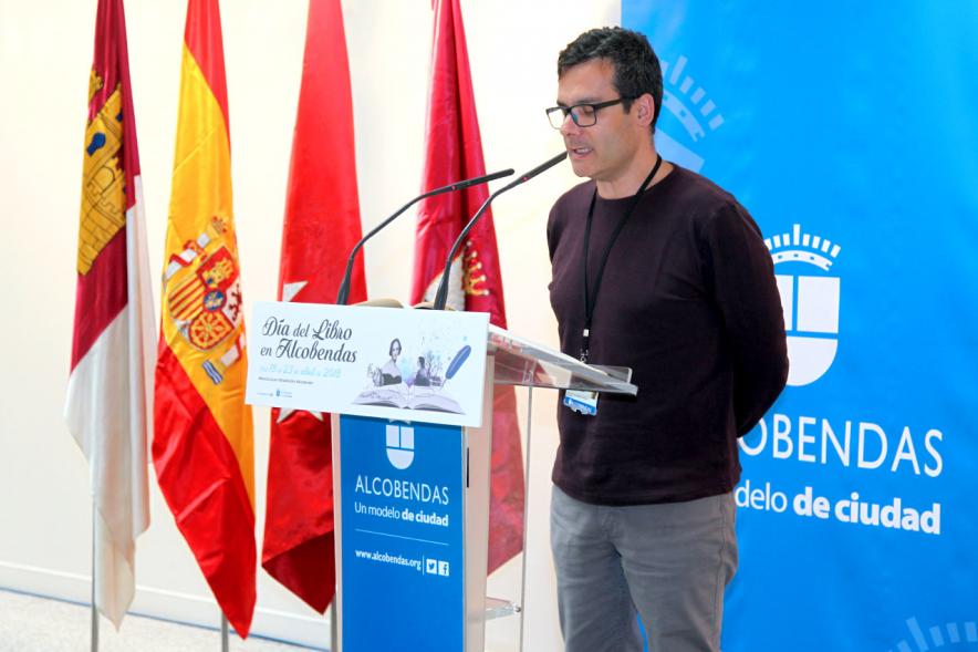 Lectura de El Quijote en el Patio de Encuentros -  Imagen de un trabajador municipal leyendo.