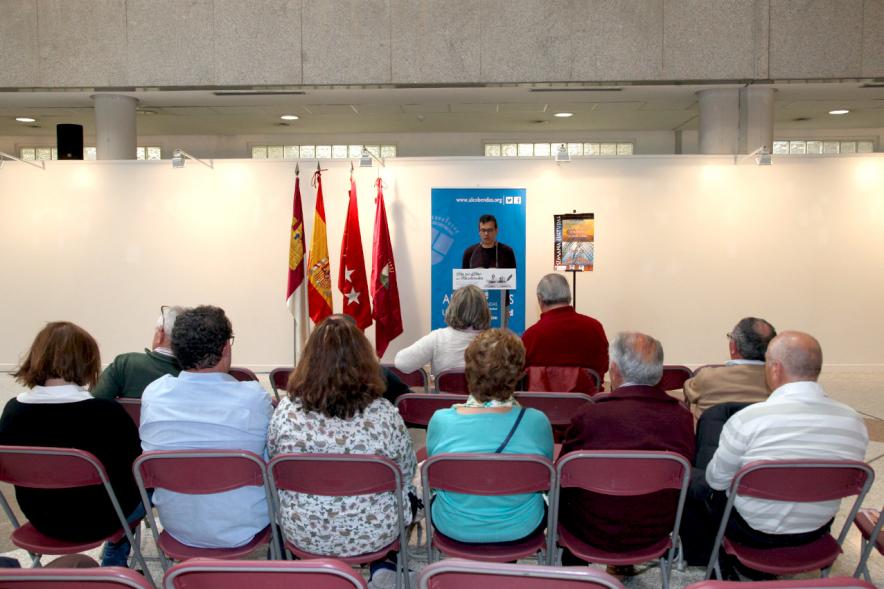 Lectura de El Quijote en el Patio de Encuentros - imagen posterior del público y el lector municipal.