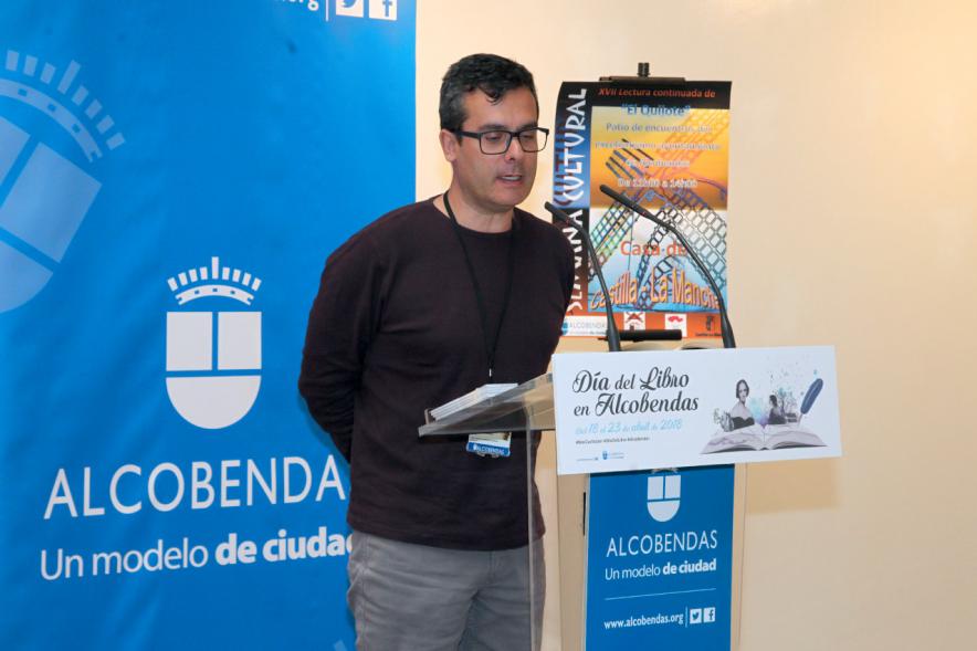 Lectura de El Quijote en el Patio de Encuentros - Imagen de un trabajador municipal leyendo.