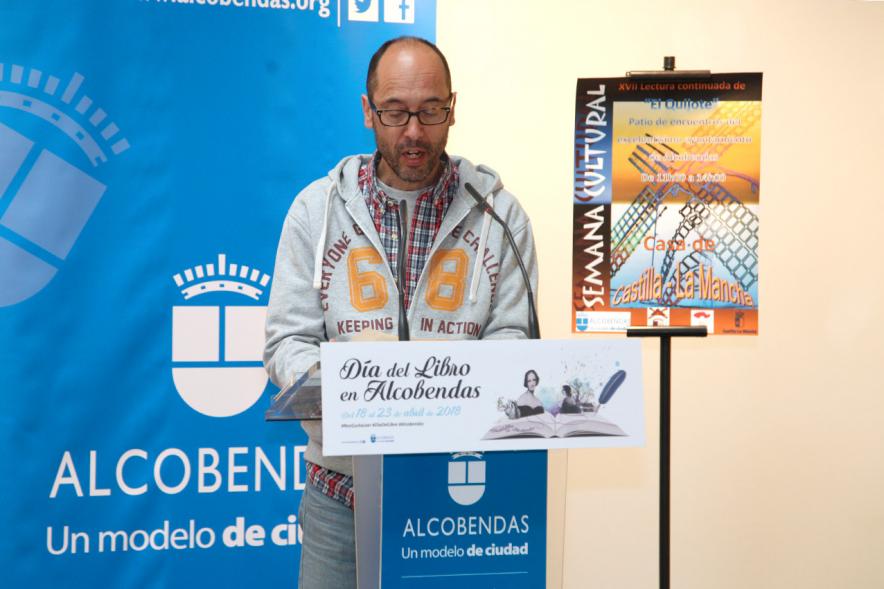 Lectura de El Quijote en el Patio de Encuentros -  Imagen de un trabajador municipal leyendo.