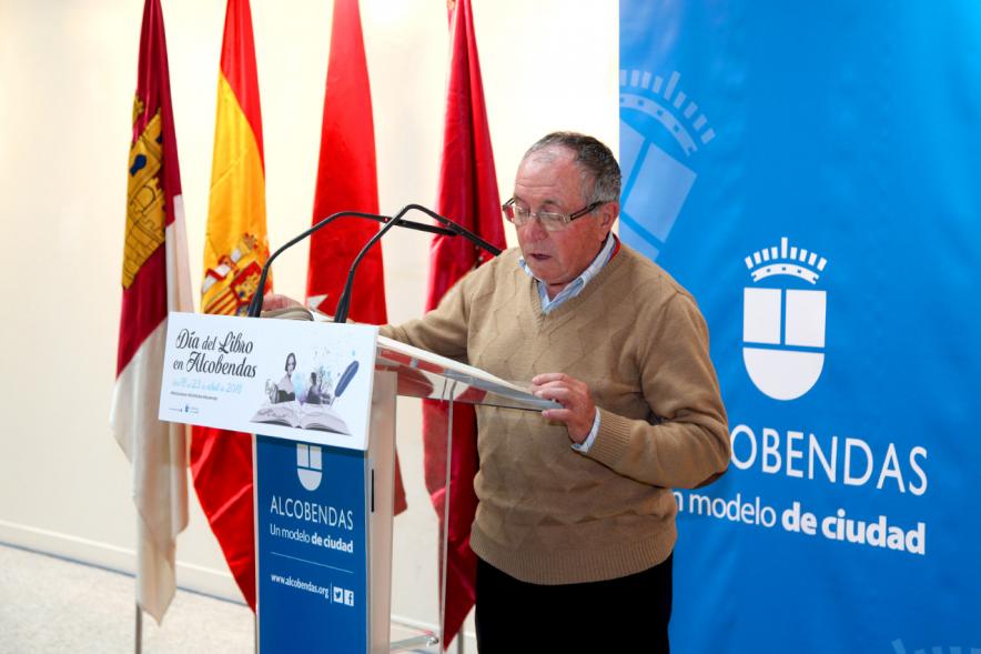 Lectura de El Quijote en el Patio de Encuentros - Imagen de un trabajador municipal leyendo.