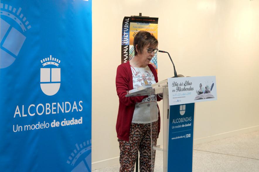 Lectura de El Quijote en el Patio de Encuentros - Imagen de una concejal leyendo.
