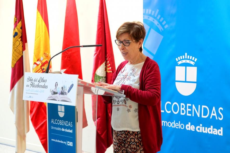 Lectura de El Quijote en el Patio de Encuentros - Imagen de una concejal leyendo.