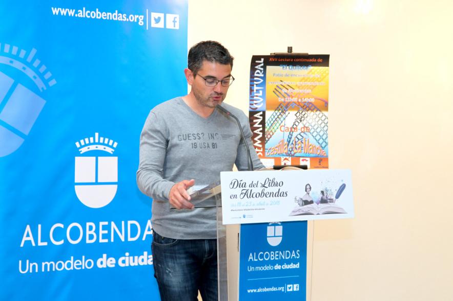 Lectura de El Quijote en el Patio de Encuentros - Imagen de una concejal leyendo.