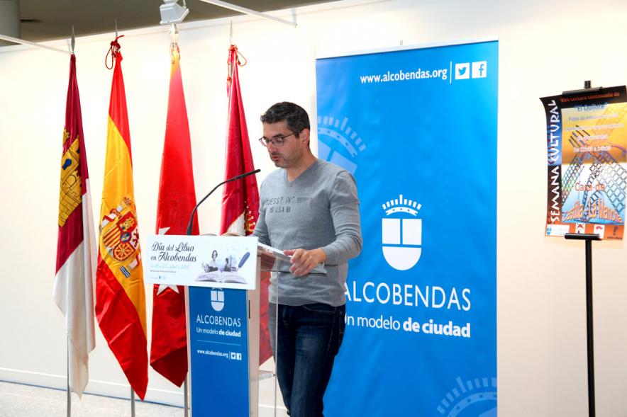 Lectura de El Quijote en el Patio de Encuentros - Imagen de un trabajador municipal leyendo.