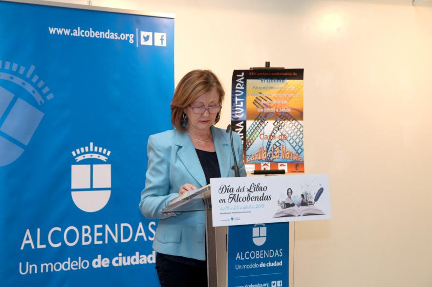Lectura de El Quijote en el Patio de Encuentros - Imagen de una concejal leyendo.