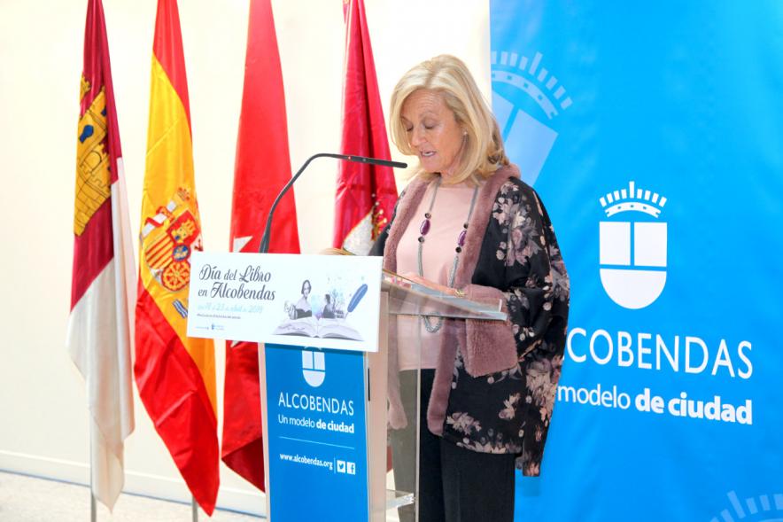 Lectura de El Quijote en el Patio de Encuentros - Imagen de una concejal leyendo.