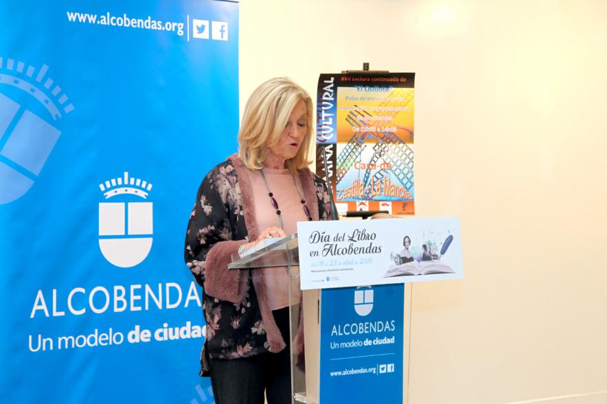Lectura de El Quijote en el Patio de Encuentros - Imagen de una concejal leyendo.