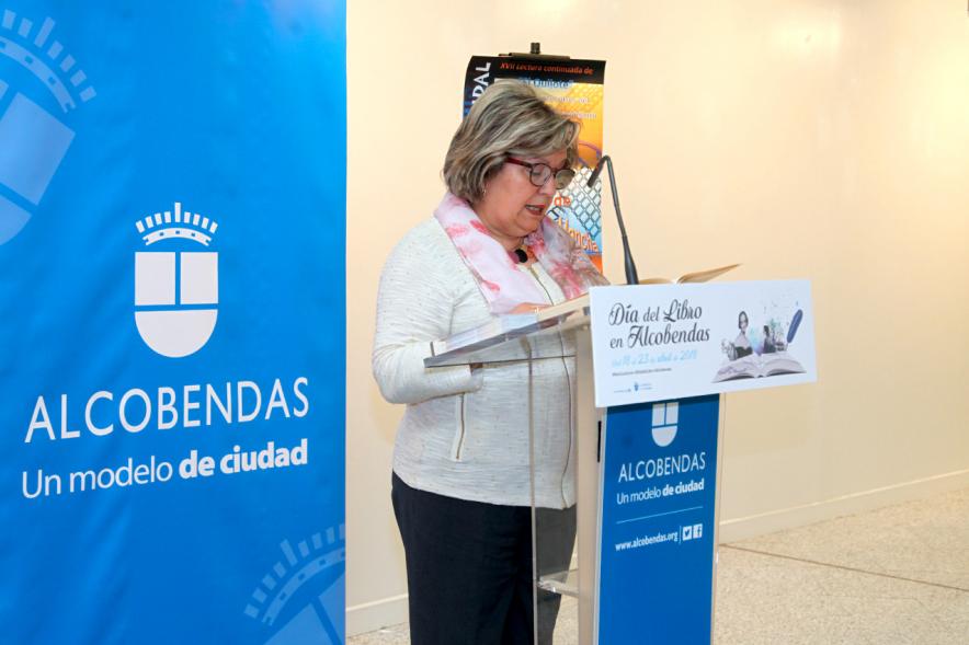 Lectura de El Quijote en el Patio de Encuentros - Imagen de una trabajadora municipal leyendo.