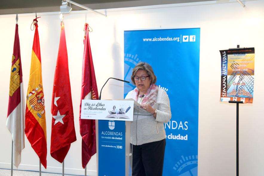 Lectura de El Quijote en el Patio de Encuentros -  Imagen de una trabajadora municipal leyendo.