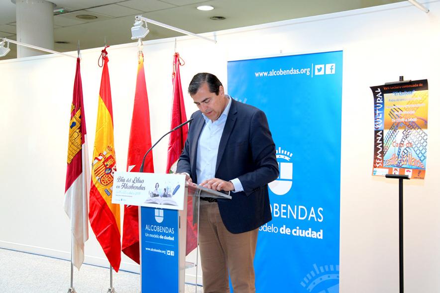 Lectura de El Quijote en el Patio de Encuentros -  Imagen del concejal leyendo.