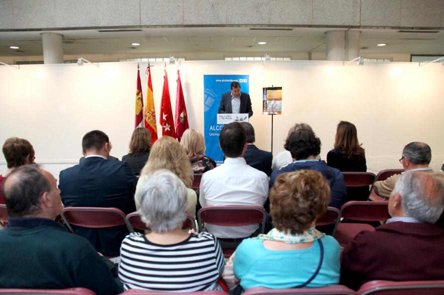 Lectura de El Quijote en el Patio de Encuentros - Imagen trasera del grupo de lectores y el concejal.