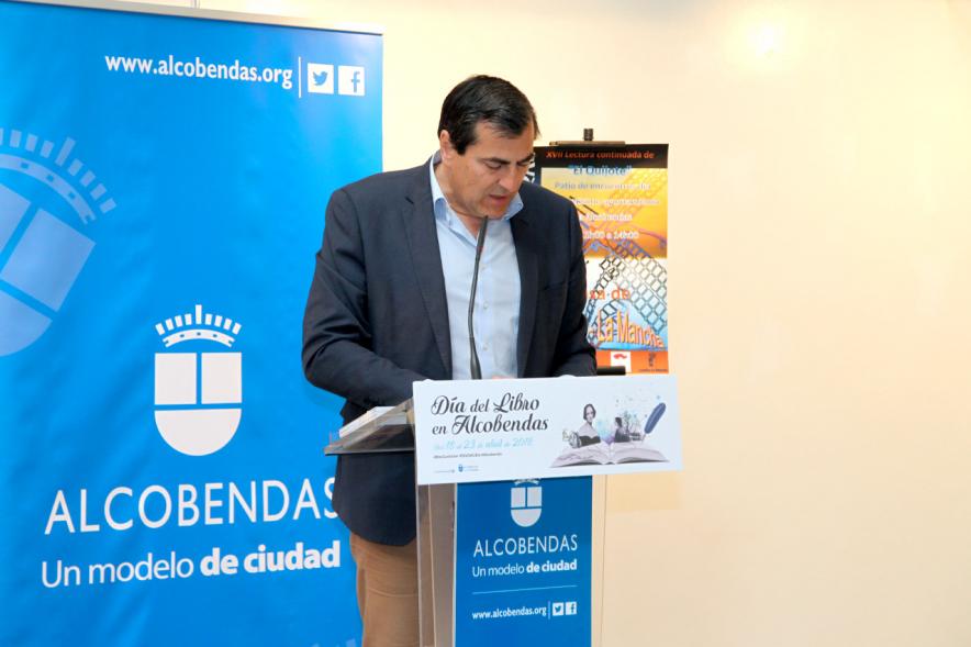 Lectura de El Quijote en el Patio de Encuentros - Imagen del concejal leyendo.