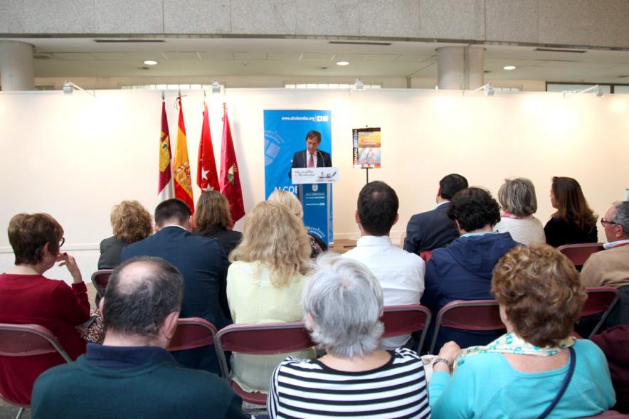 Lectura de El Quijote en el Patio de Encuentros - Imagen trasera de los asistentes y el alcalde.