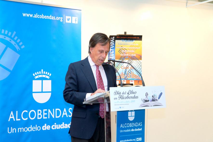 Lectura de El Quijote en el Patio de Encuentros - Primer plano del alcalde.