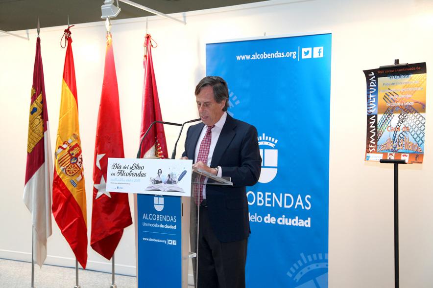 Lectura de El Quijote en el Patio de Encuentros - Imagen del alcalde abriendo la lectura.