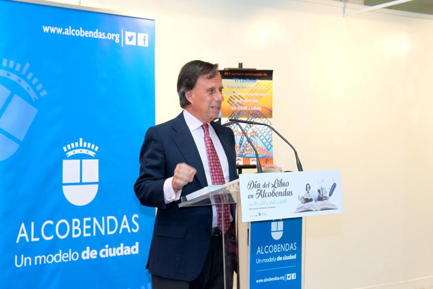 Lectura de El Quijote en el Patio de Encuentros - Primer plano del alcalde leyendo.