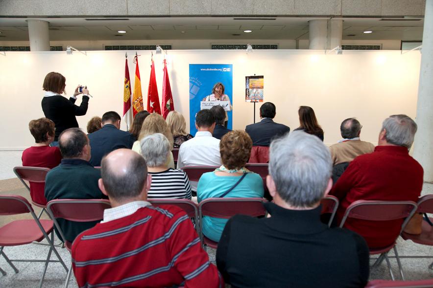 Lectura de El Quijote en el Patio de Encuentros - Imagen trasera del grupo de lectores .