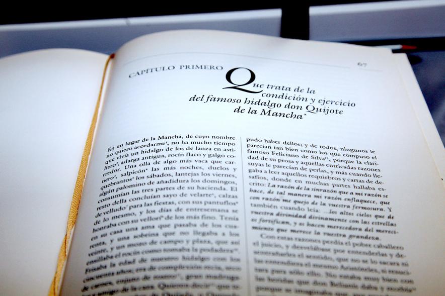 Lectura de El Quijote en el Patio de Encuentros - Primer plano de El Quijote abierto.