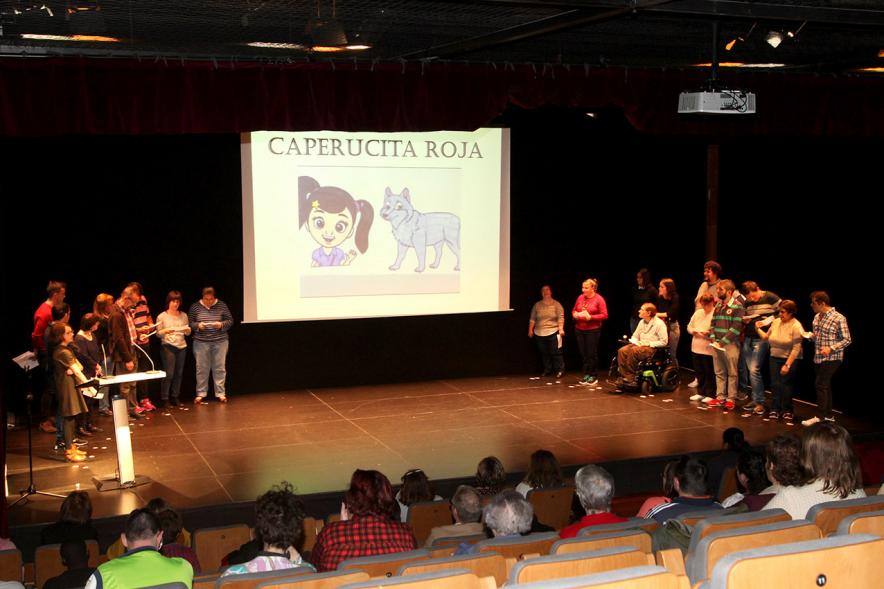 Momento del evento leyendo caperucita roja