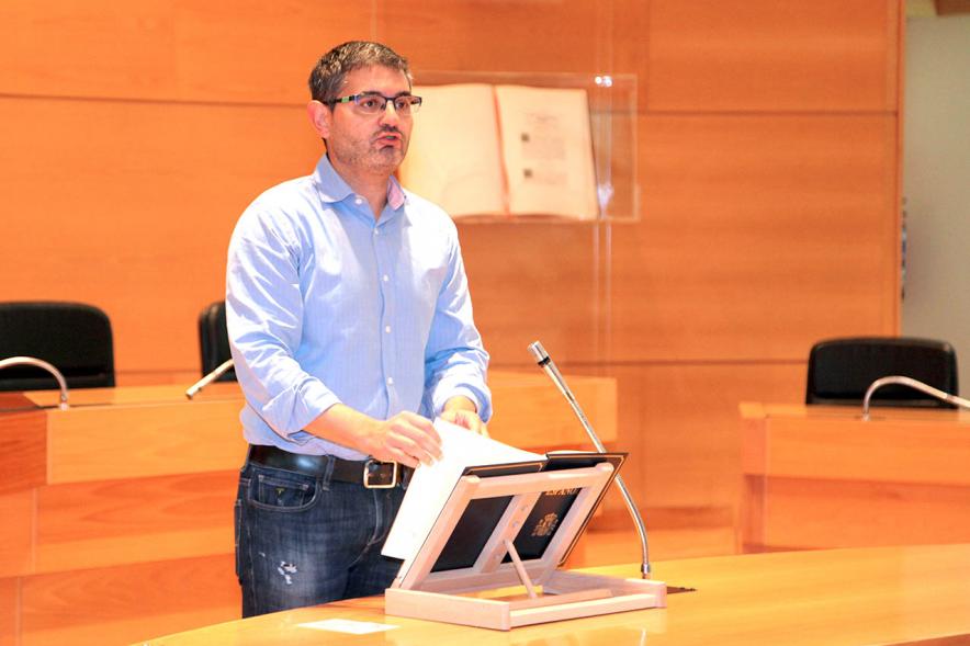 Lectura de la Constitución Española por su 40º Aniversario - Rafael Sánchez Acera,  portavoz del PSOE, lee la Constitución.