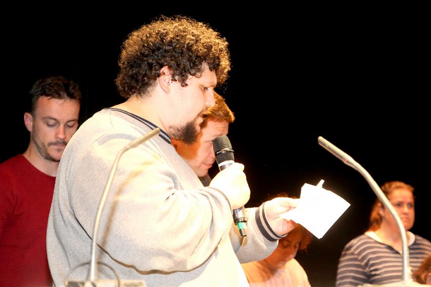 Voluntario leyendo un cuento
